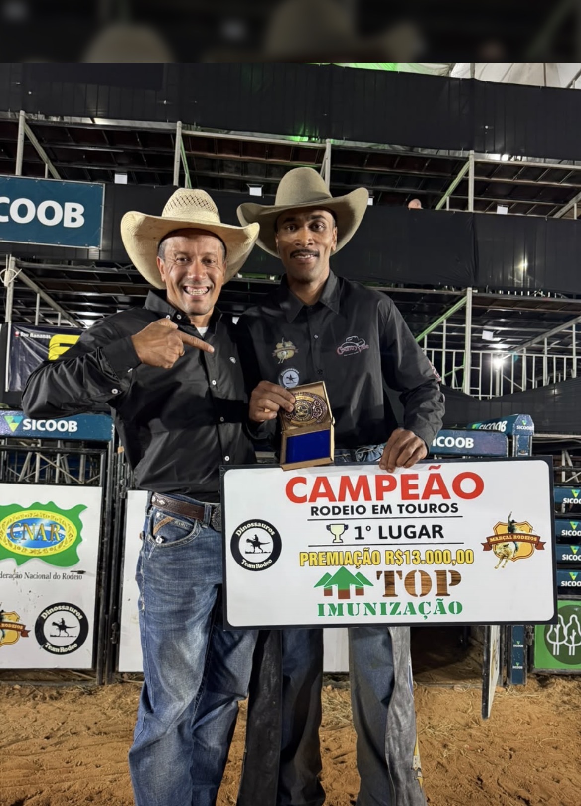 Mateense Wagner Andrelino vence rodeio em touros na final da Festa de 47 anos de Rio Bananal